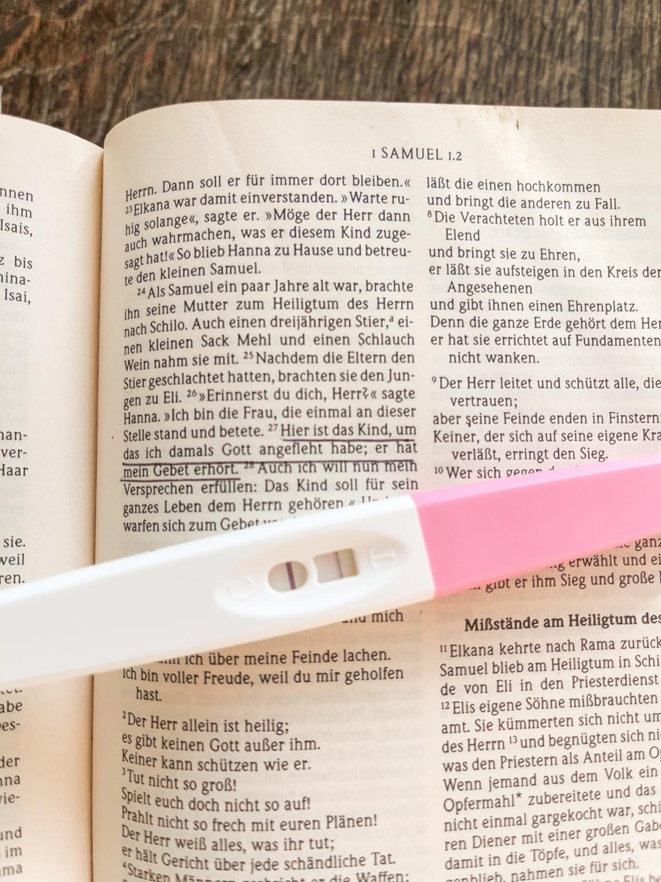 Positiver Schwangerschaftstest auf einer aufgeschlagenen Bibel bei der Geschichte von Hanna
